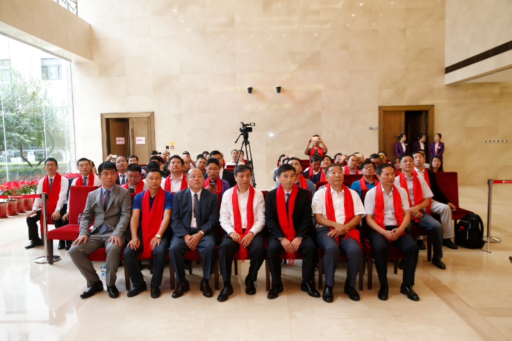 董事长薛志成在挂牌仪式上