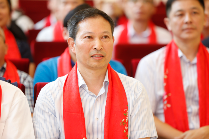 董事长薛志成在挂牌仪式上