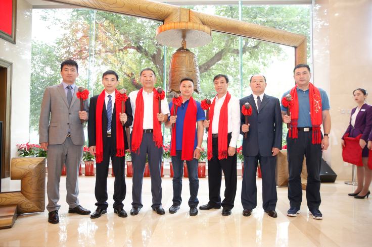 董事长薛志成在挂牌仪式上